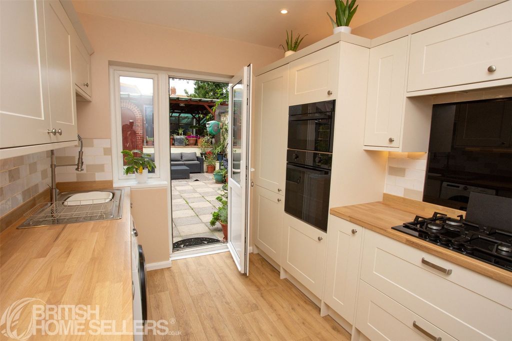 Property photo 2 of 17 Picture No. 11