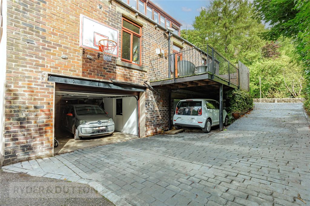 Property photo 3 of 24 Driveway & Garage