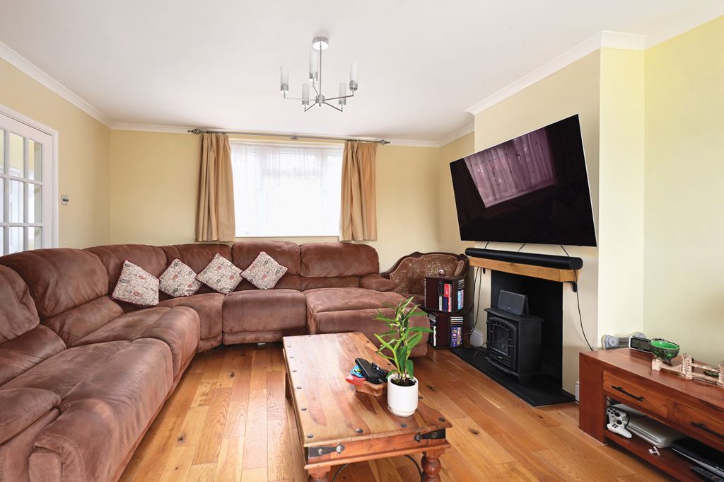 Property photo 2 of 11 16 Fernhill Close (6)
