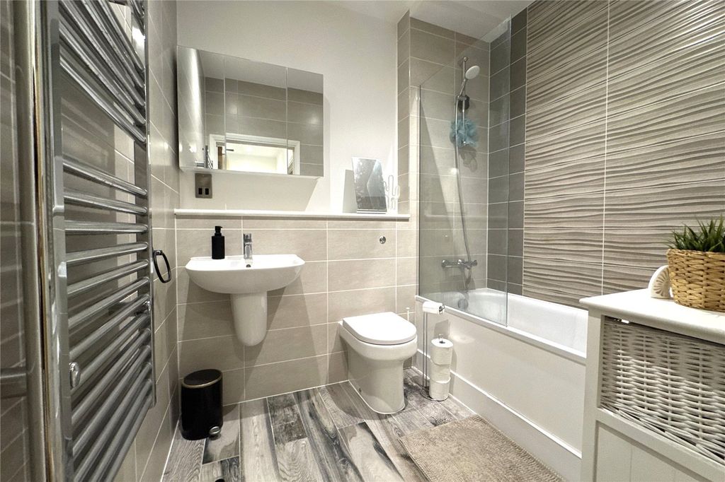 Additional image 6 of 2 bed flat for saleFarnborough Road, Farnborough, Hampshire GU14