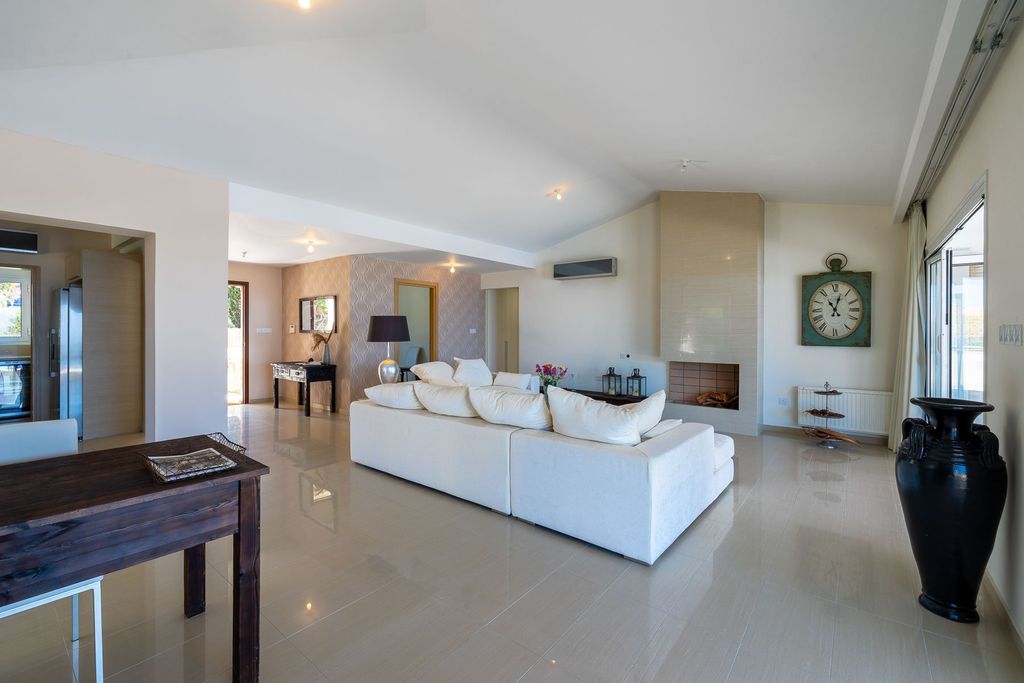 Property photo 2 of 30