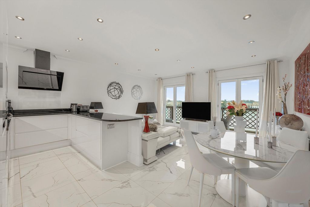 Property photo 1 of 13 Image