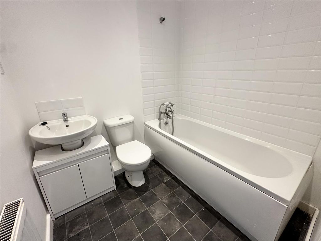 Property photo 3 of 10 Bathroom