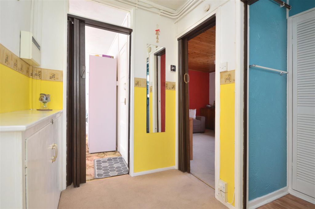 Property photo 3 of 10 Entrance Hall