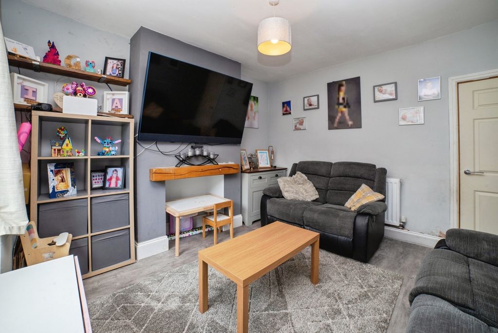 Property photo 3 of 14 Lounge