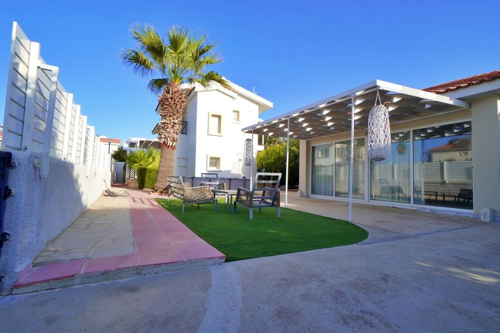 Property photo 2 of 21