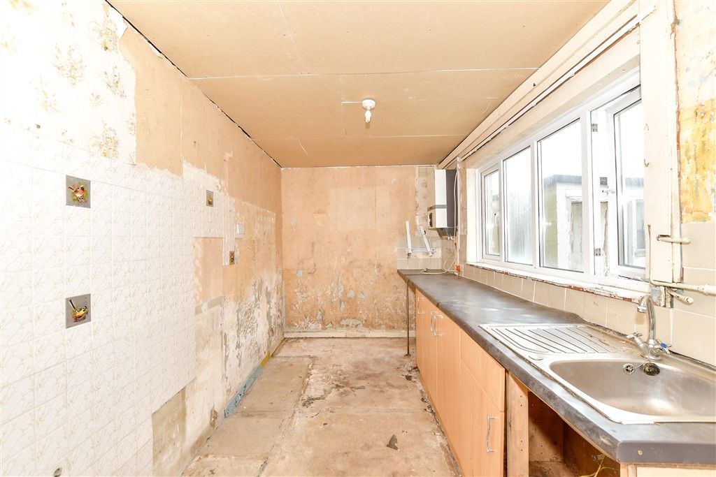 Property photo 3 of 7 Kitchen