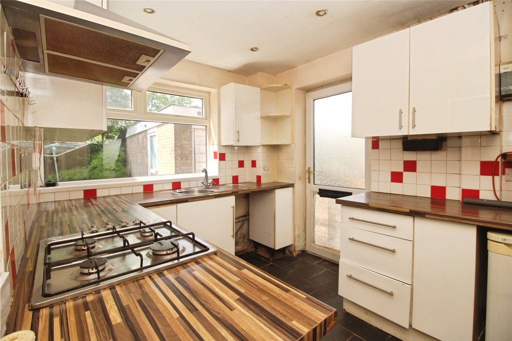 Property photo 2 of 12 Fitted Kitchen