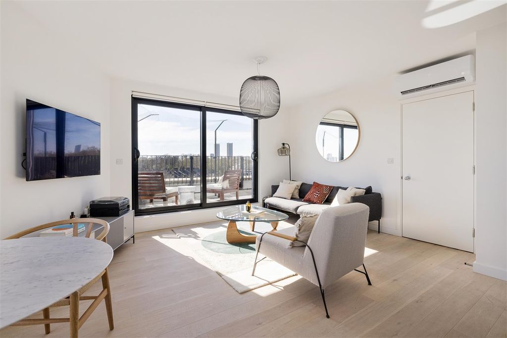 Property photo 2 of 30 London Road, E13