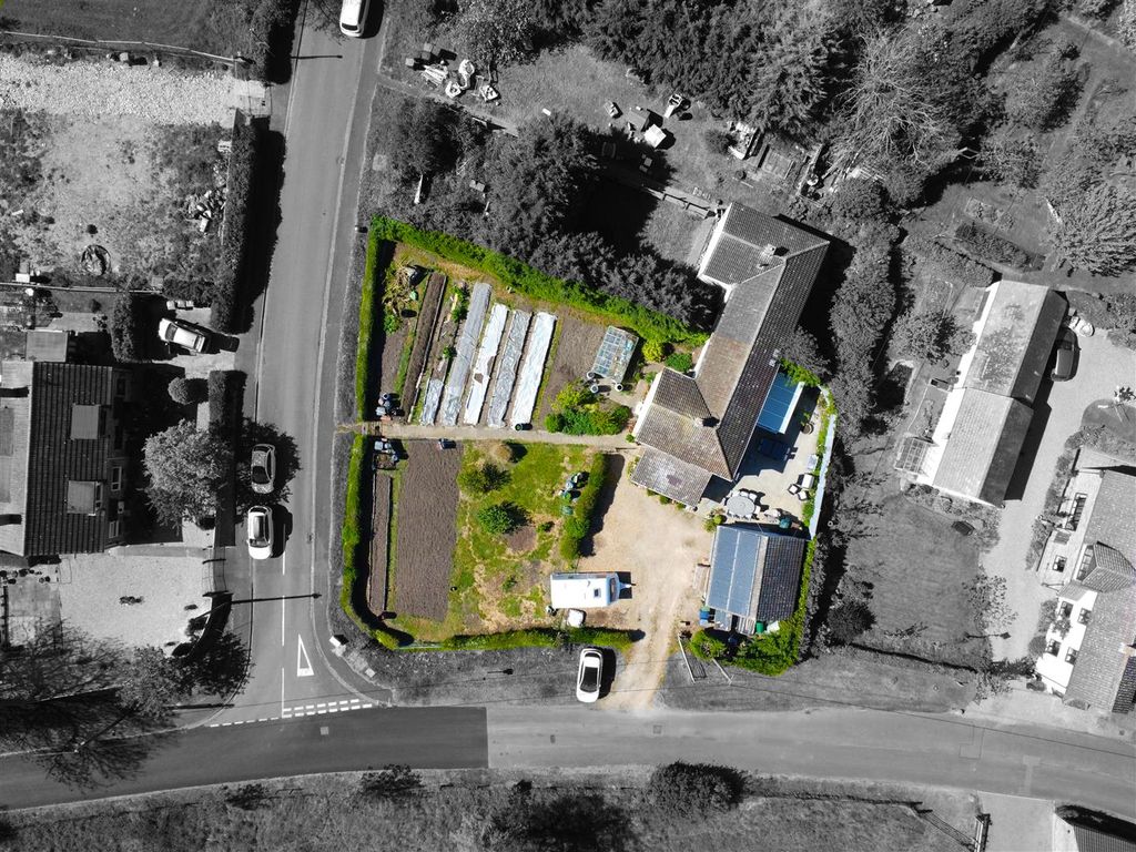 Property photo 2 of 25 2 Oaklands Avenue, Wistow - Aerial Highlight Photo
