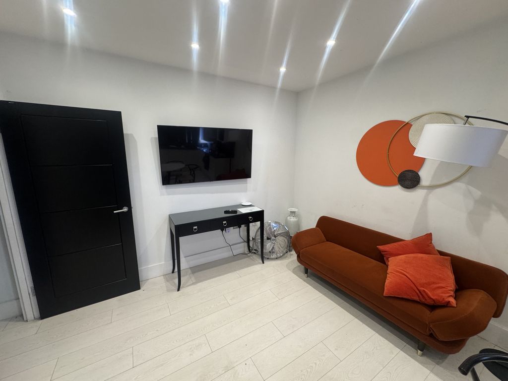 Property photo 2 of 7 Gallery