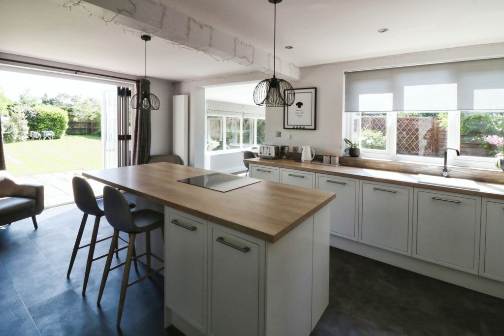 Property photo 2 of 20 Kitchen/Breakfast