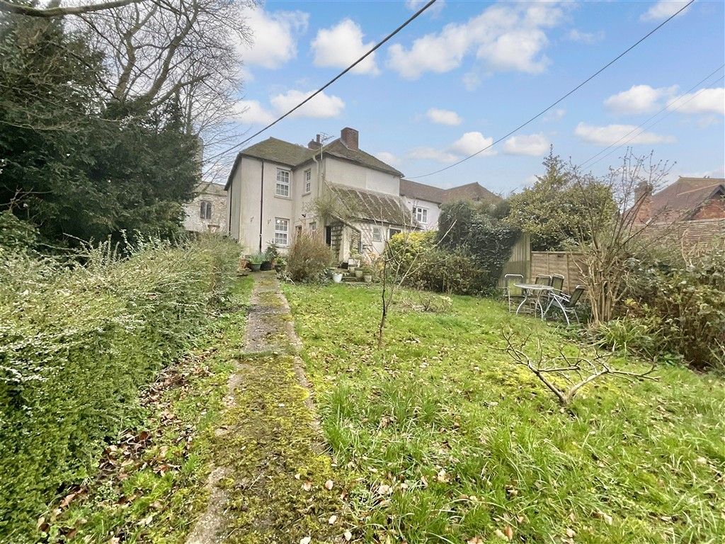 Property photo 2 of 8 Garden