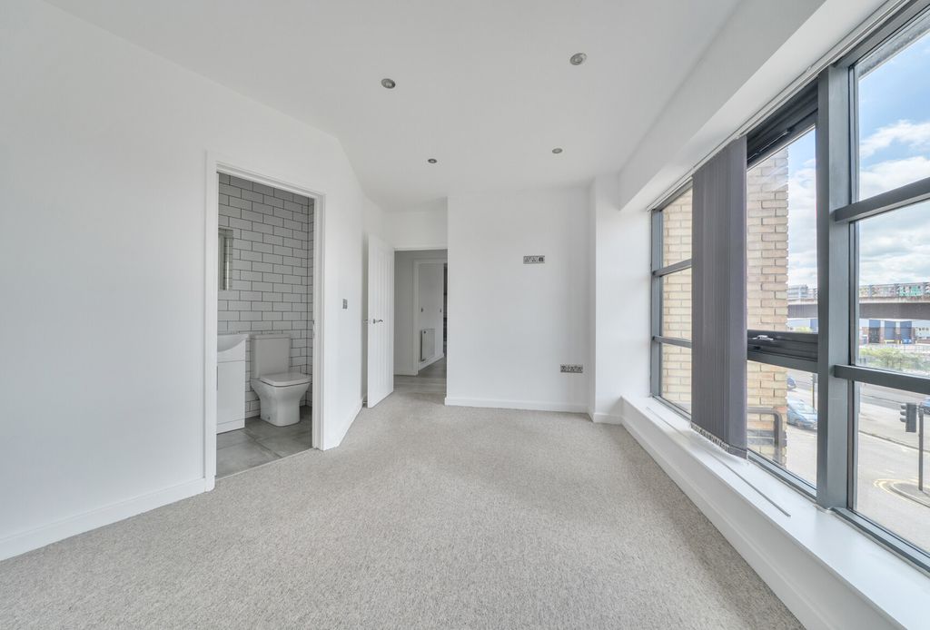 Property photo 3 of 14 1456413-7-69Fa19F...