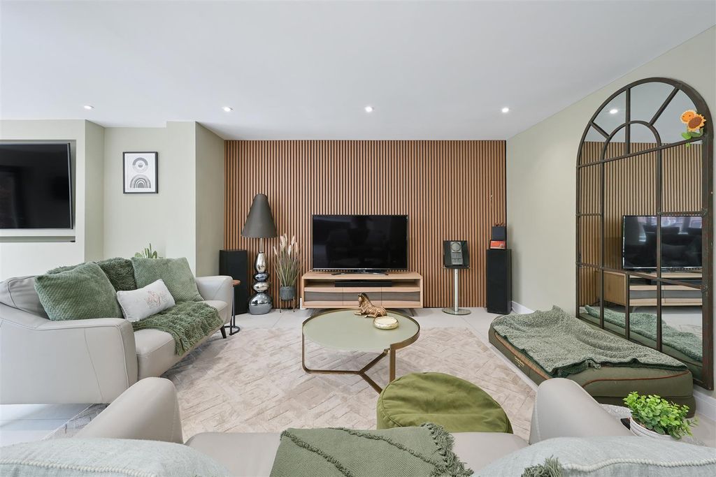 Property photo 3 of 29 Shelvers Way, 93- (2).Jpg