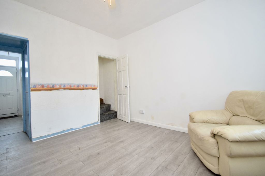 Property photo 3 of 8 Gallery