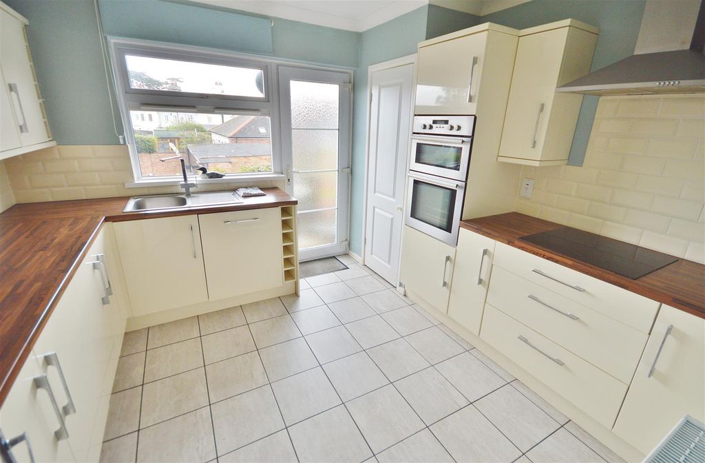 Property photo 3 of 14 Kitchen