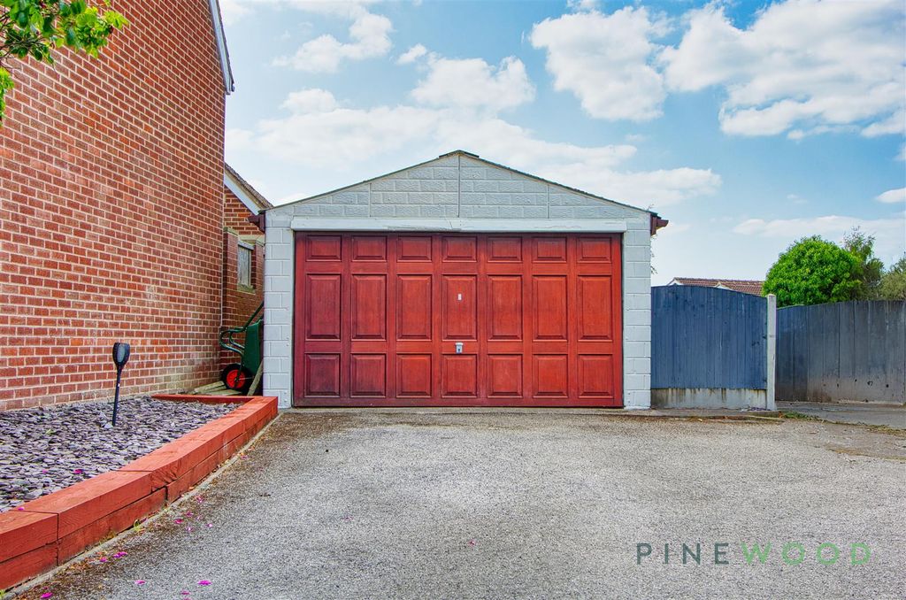 Property photo 3 of 39 Detached Garage