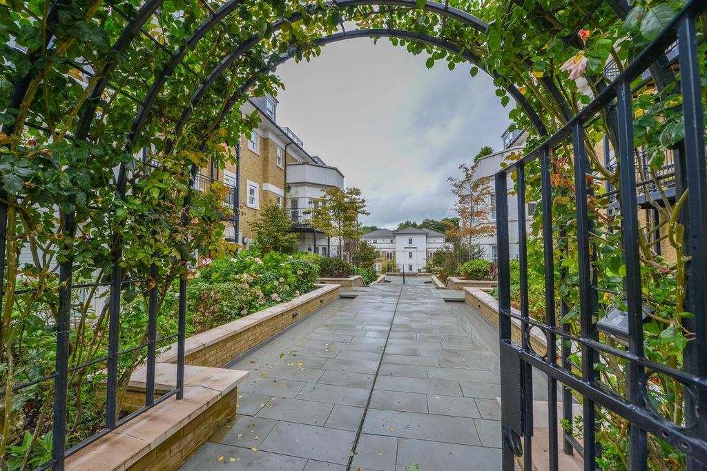 Property photo 2 of 22 Henrietta Place Tunbridge Wells3.Jpg