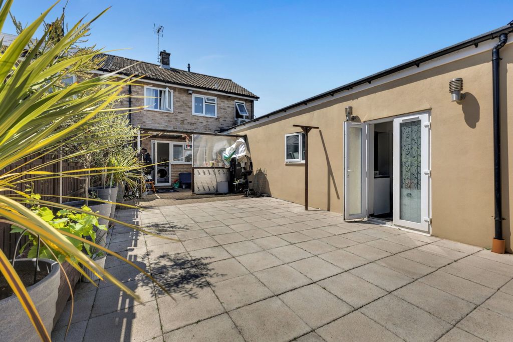 Property photo 2 of 25