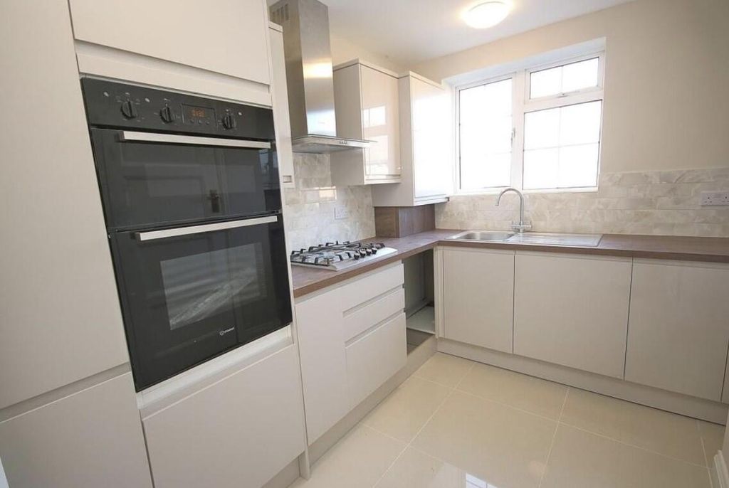 Property photo 2 of 8 Kitchen