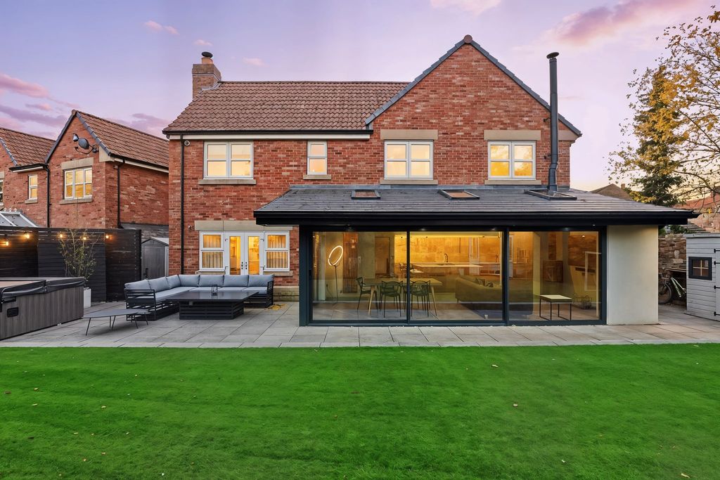 Property photo 1 of 70 P1673685_Twilight_9F605F63-79F5-4E98-91ee-748Ebd6A434F-Min