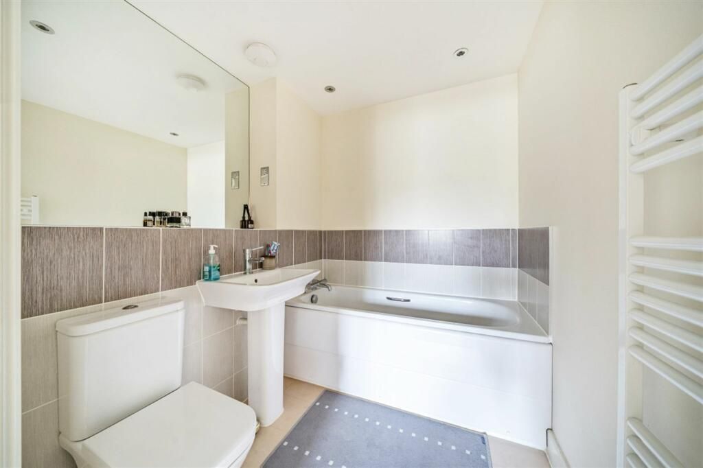 Property photo 3 of 11 Bathroom