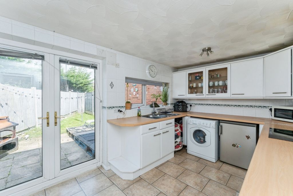 Property photo 3 of 17 Kitchen