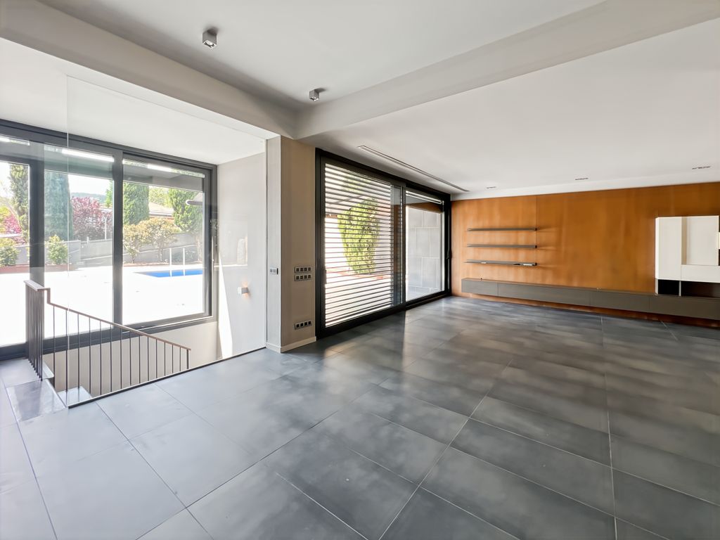 Property photo 2 of 42