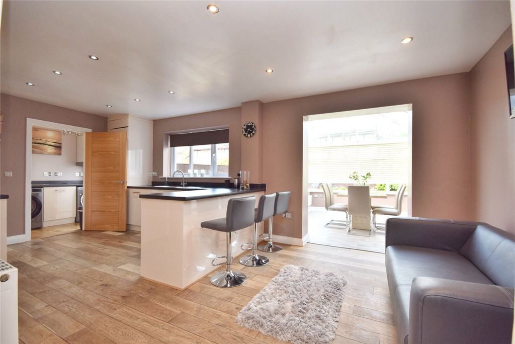 Property photo 2 of 22 Dining Kitchen