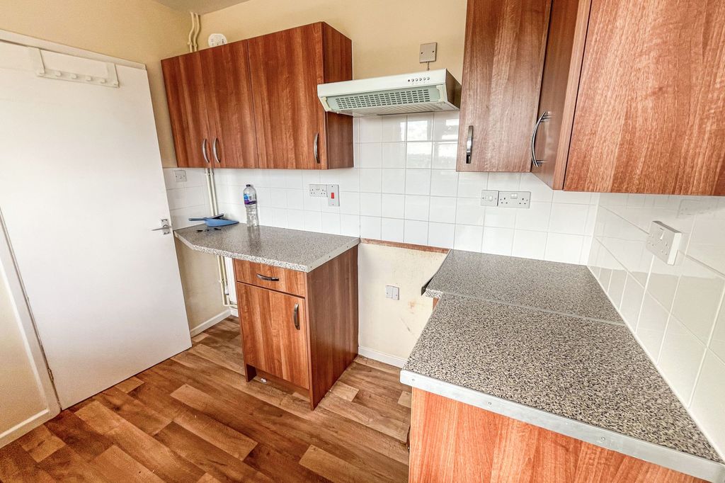 Property photo 2 of 15 12 Meadow Road, Yeovil, Somerset, BA21 5Pa