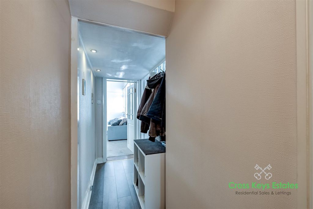 Property photo 2 of 21 Hallway