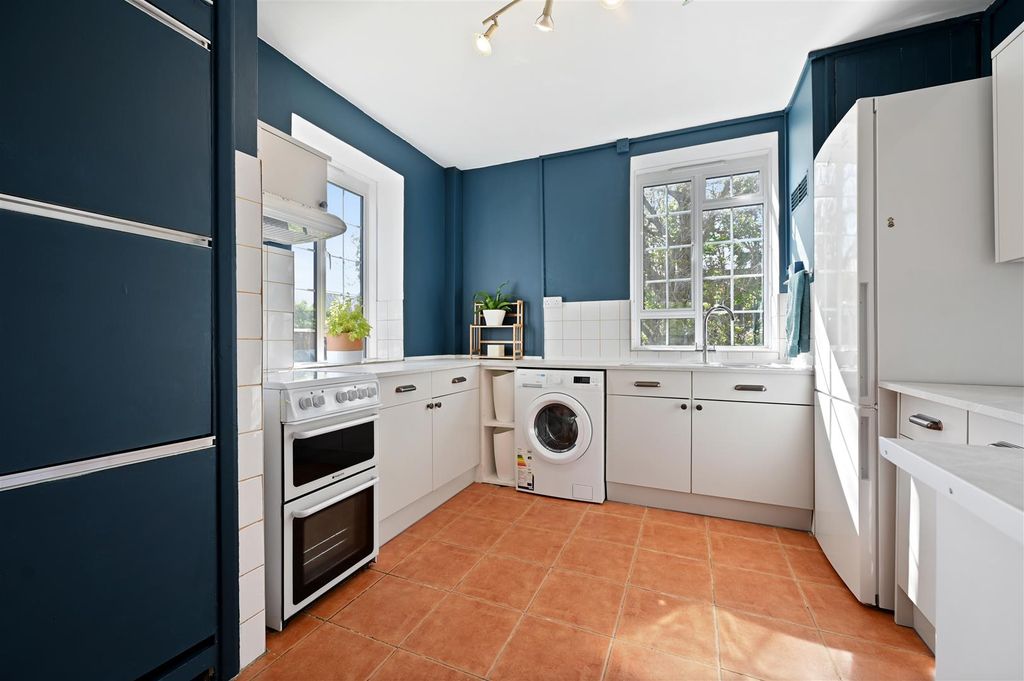 Property photo 3 of 10 Linden Court