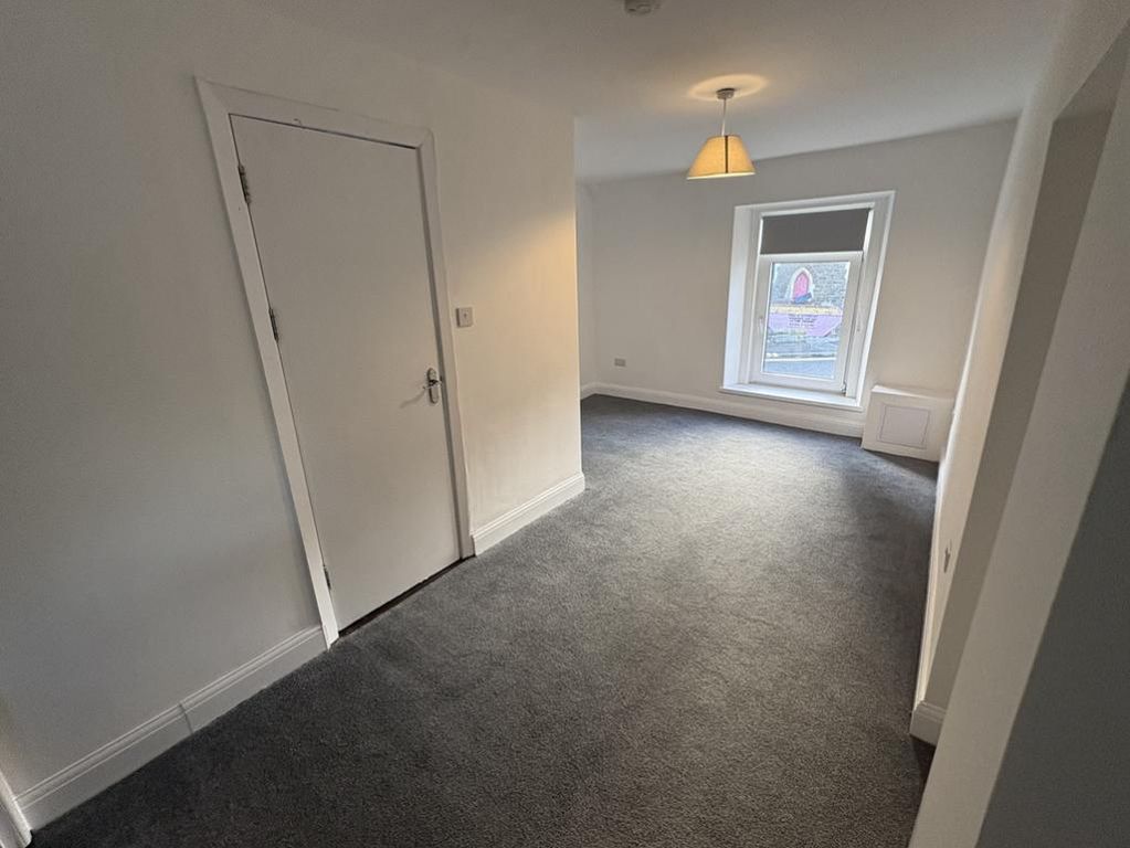 Property photo 3 of 8 Lounge