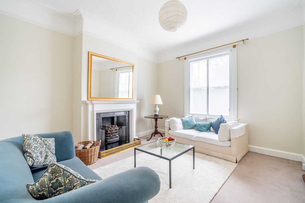 Property photo 3 of 31 Living Room