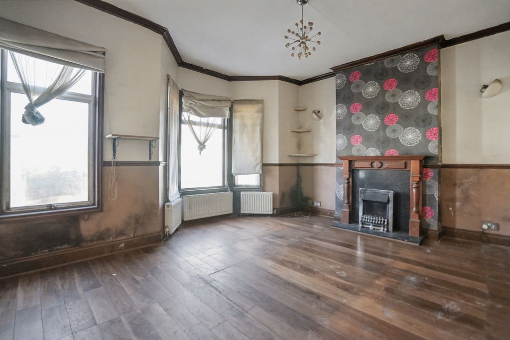 Property photo 2 of 15 11B Ecclesbourne Road, Thornton Heath, Surrey, Cr7 7Bp