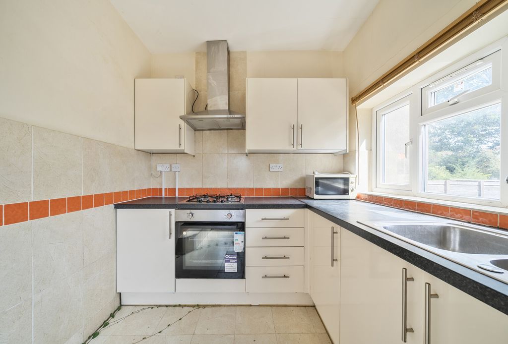 Property photo 2 of 12 1344613-7-68A70De...