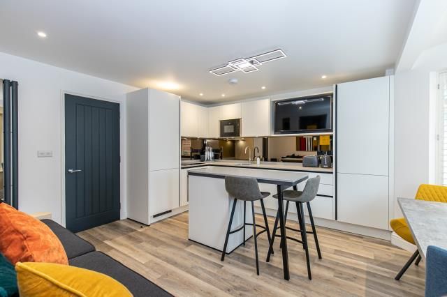 Property photo 1 of 10 Kitchen