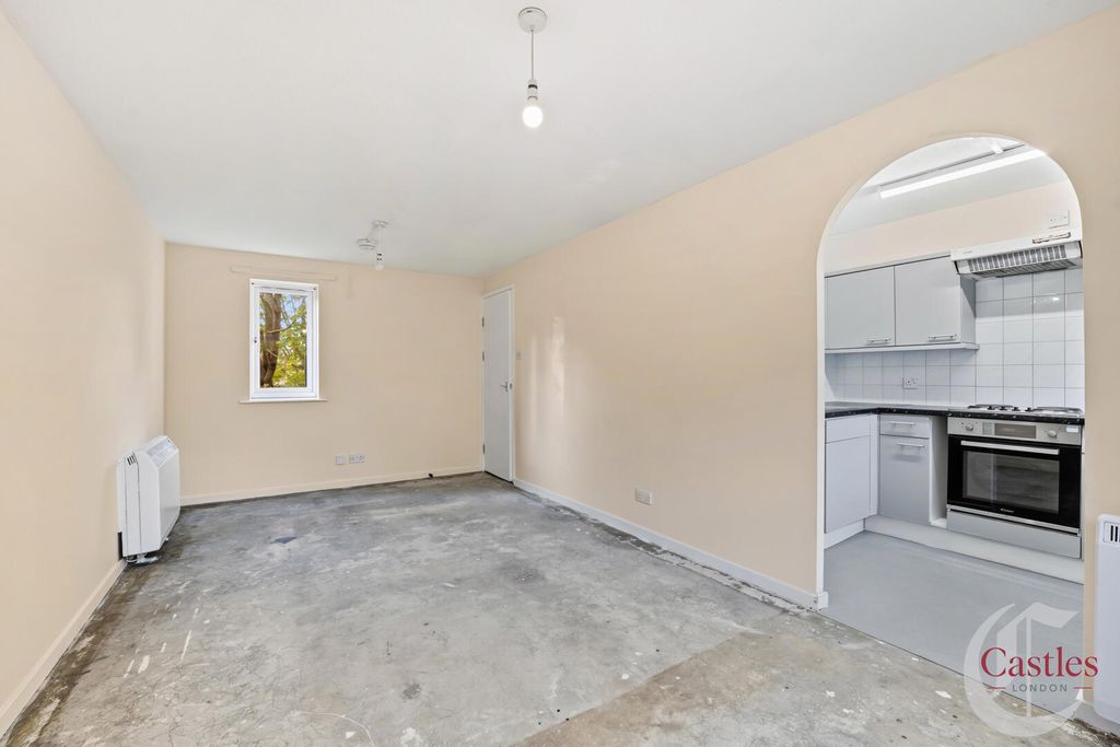 Property photo 3 of 19 Kitchen
