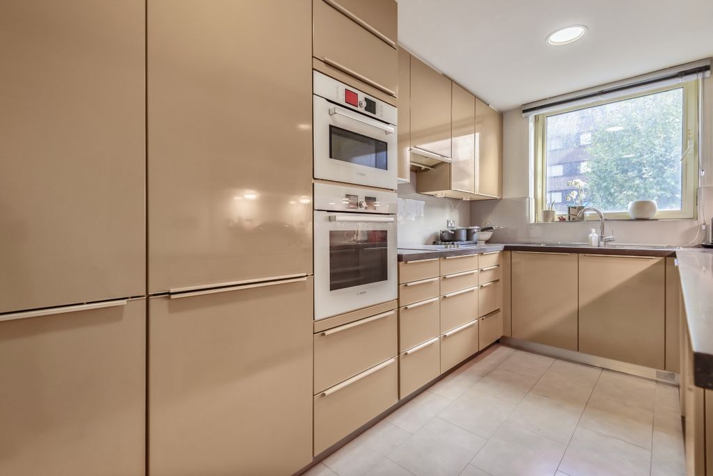 Property photo 3 of 7 Kitchen