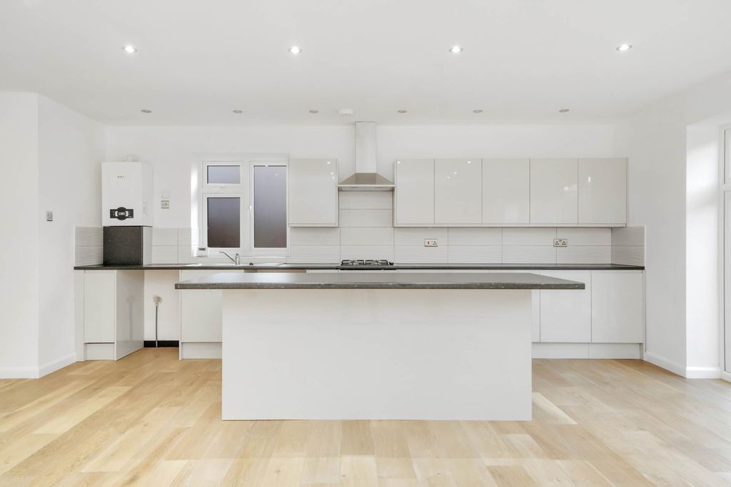 Property photo 2 of 25