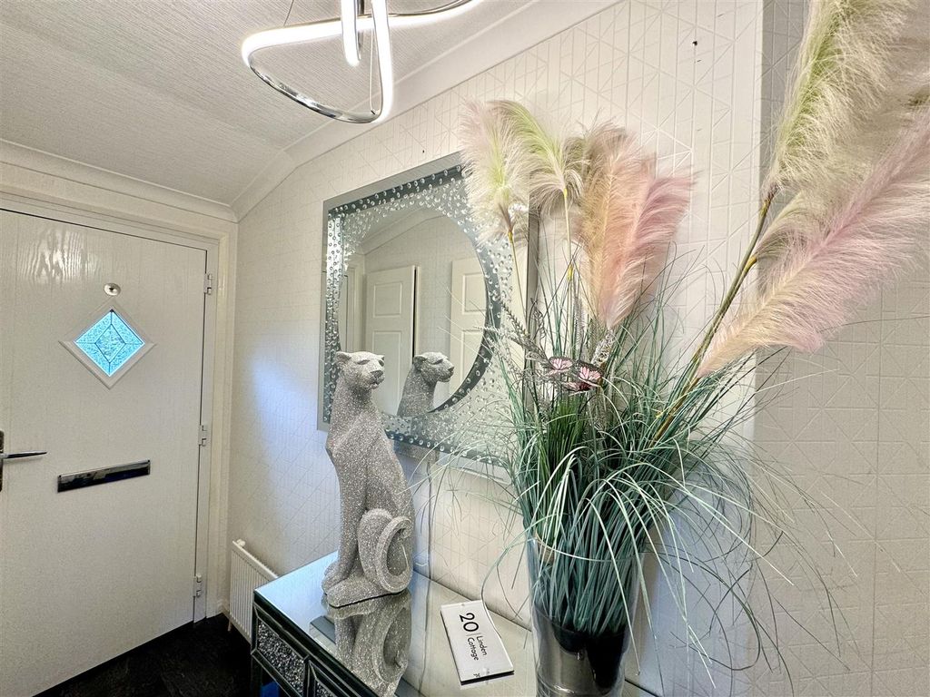 Property photo 2 of 31 Entrance Hall