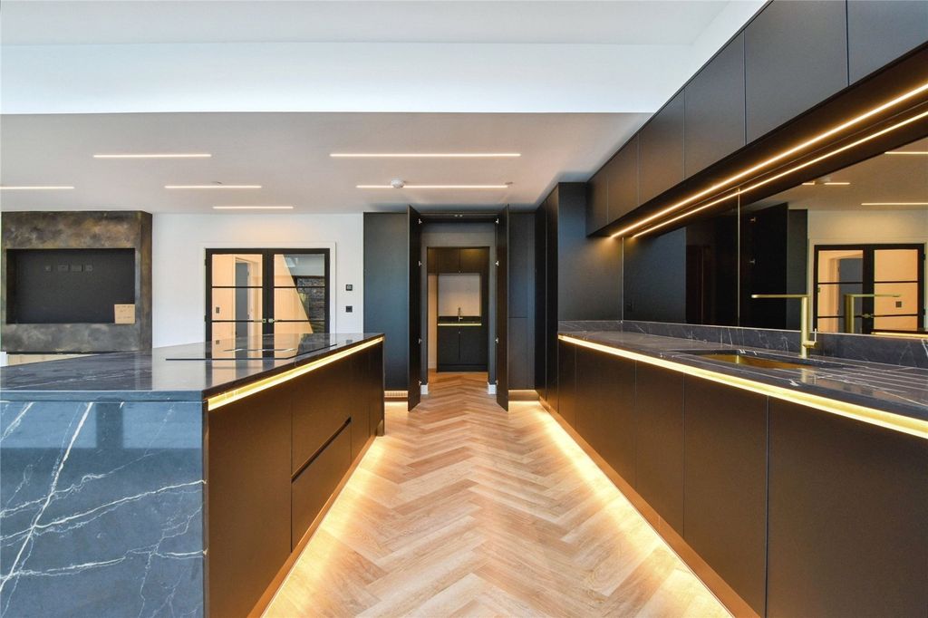 Property photo 2 of 32 Picture No. 31