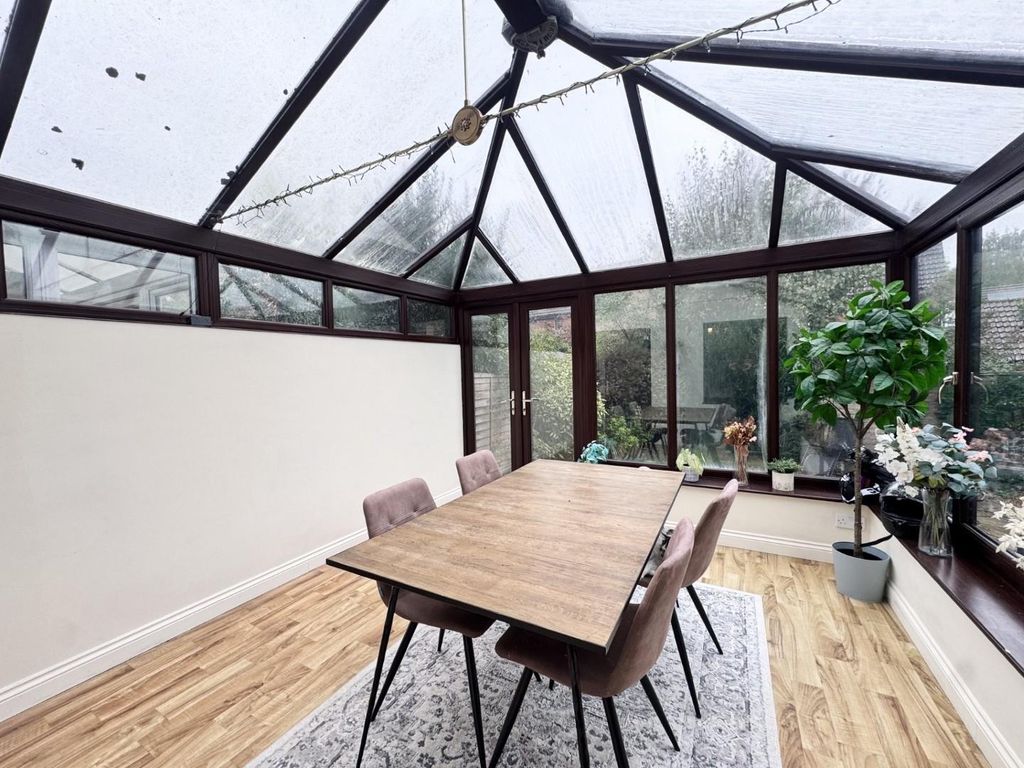Property photo 2 of 9 Conservatory.Jpeg