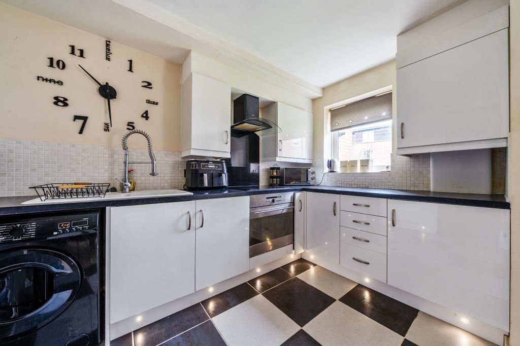 Property photo 3 of 17 Kitchen
