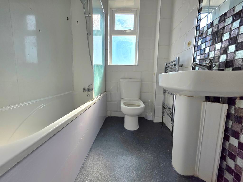 Property photo 3 of 8 Photo 7