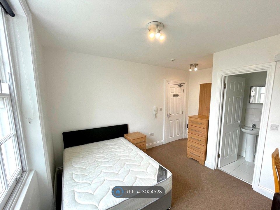 Property photo 1 of 8 Large Double Room