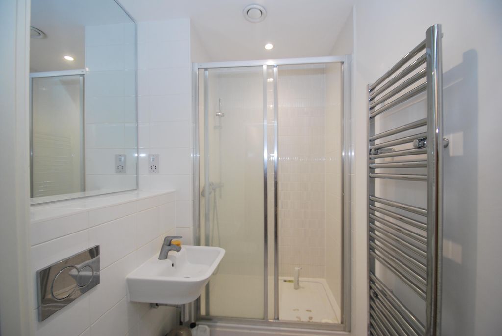Property photo 3 of 8 En-Suite Bathroom