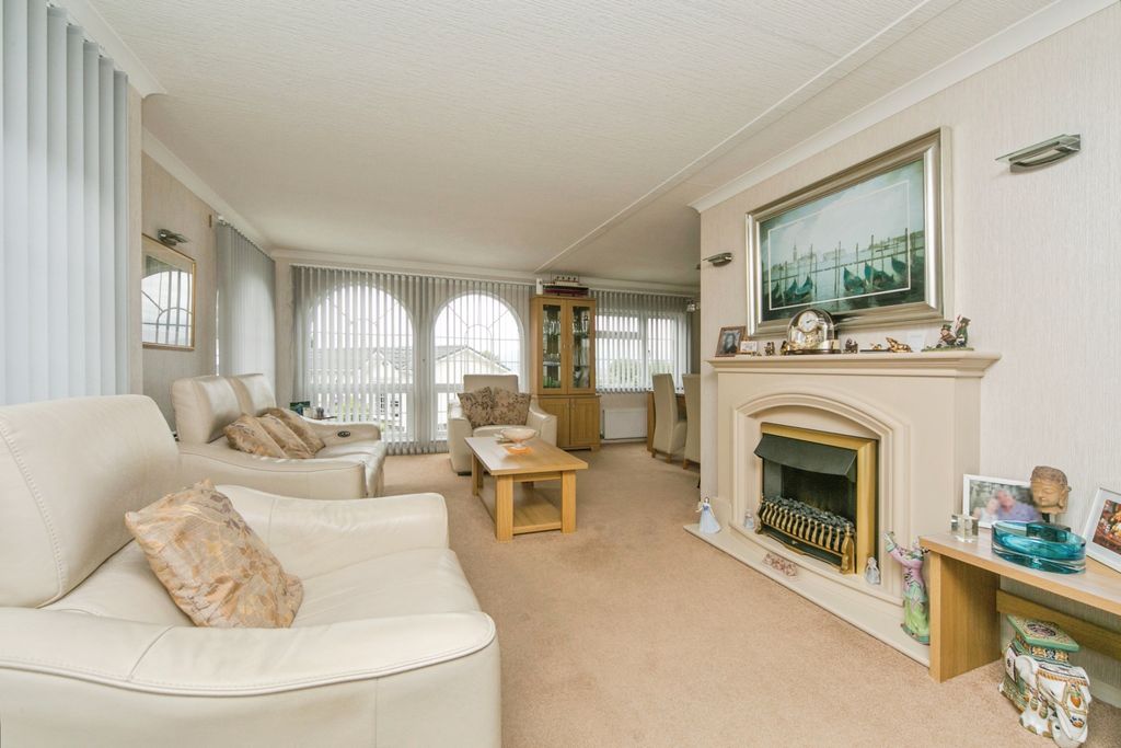 Property photo 1 of 15 Lounge