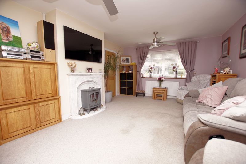 Property photo 3 of 18 Lounge